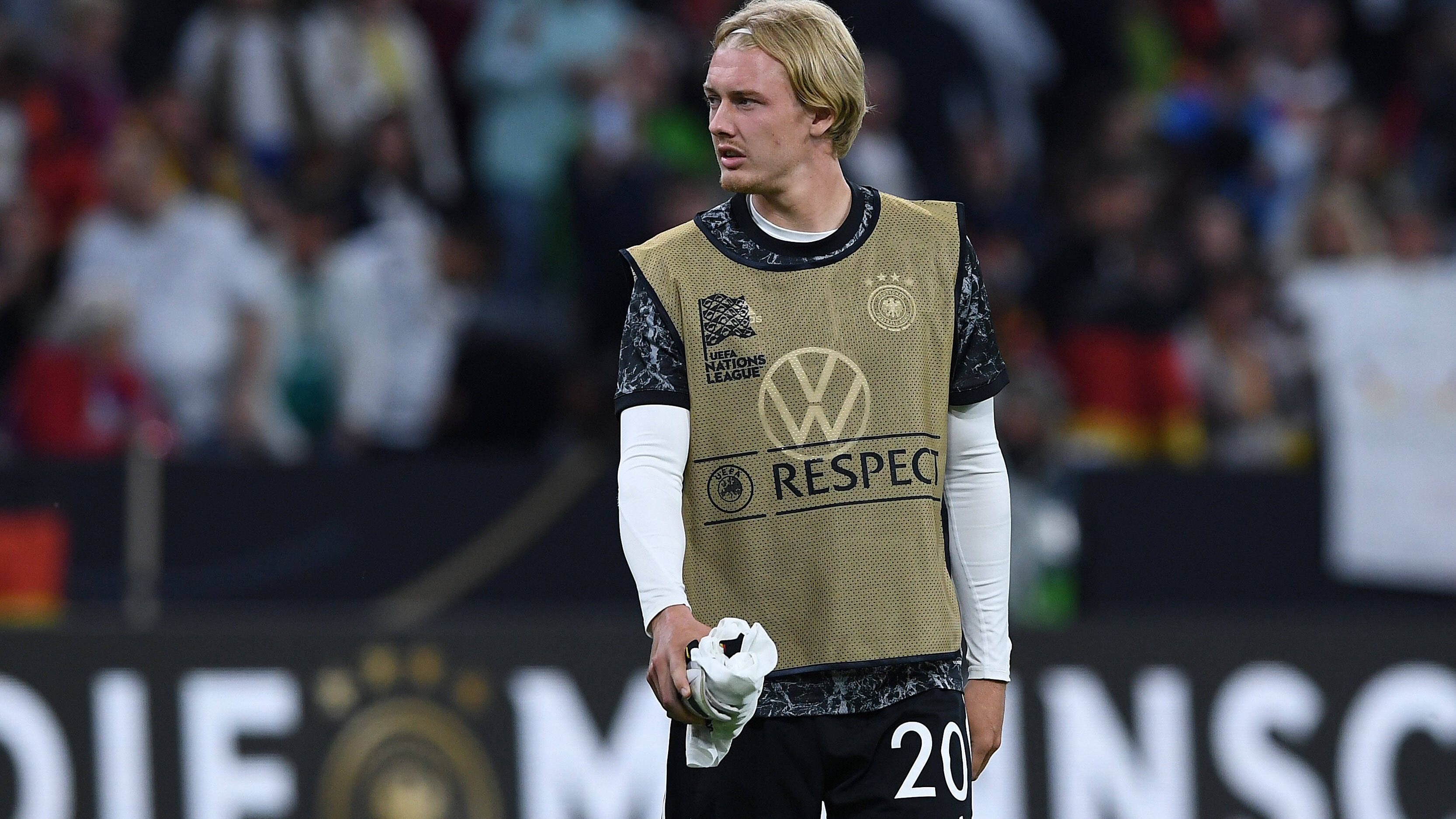 
                <strong>Julian Brandt</strong><br>
                Auch Julian Brandt wartet auf der laufenden Nations-League-Tour noch auf seinen Einsatz. In der stark besetzten Offensive ist der Dortmunder derzeit nur zweite oder sogar dritte Wahl, steht auf der Kippe des WM-Kaders. Mit derzeit nicht nominierten Spielern wie Julian Draxler (Knieverletzung) im Rücken muss sich Brandt strecken, um im November in Katar dabei zu sein. 
              