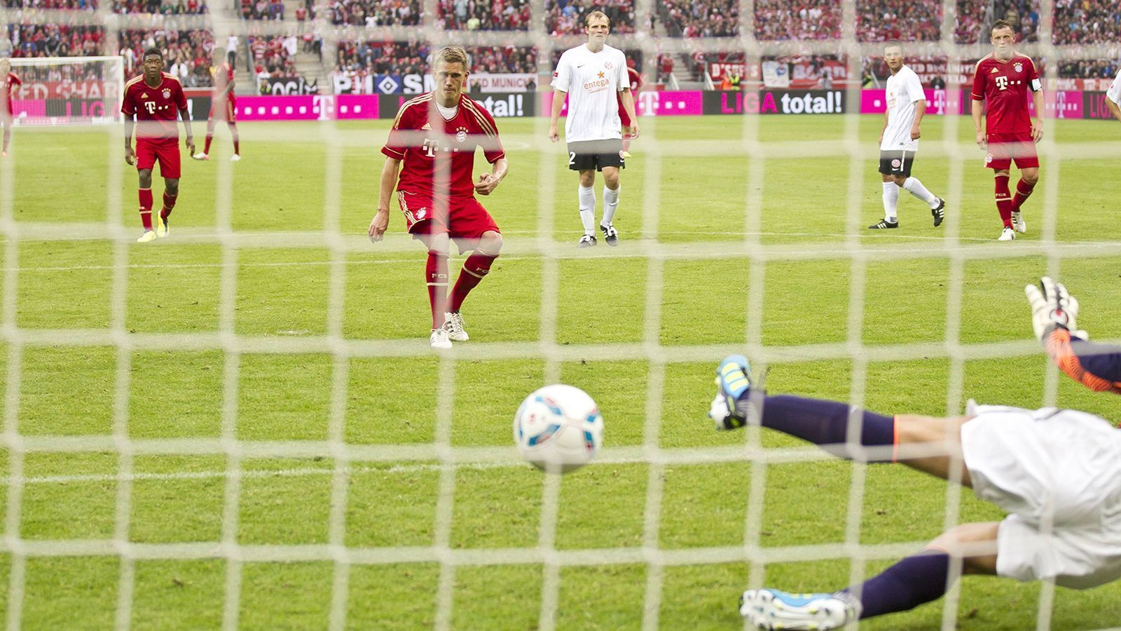 
                <strong>Nils Petersen (Juli 2011 bis Juni 2012)</strong><br>
                Mit Nils Petersen sicherten sich die Münchner 2011 die Dienste des Torschützenkönigs der zweiten Liga. 25mal hatte der Angreifer in der Vorsaison genetzt, in München kamen sechs Treffer hinzu – davon jedoch zwei für die Reserve des FCB. Nach einem Jahr als Backup für Mario Gomez mit nur 15 Pflichtspielen für die erste Mannschaft folgten zunächst eine Leihe und dann ein fester Wechsel zu Werder Bremen.
              