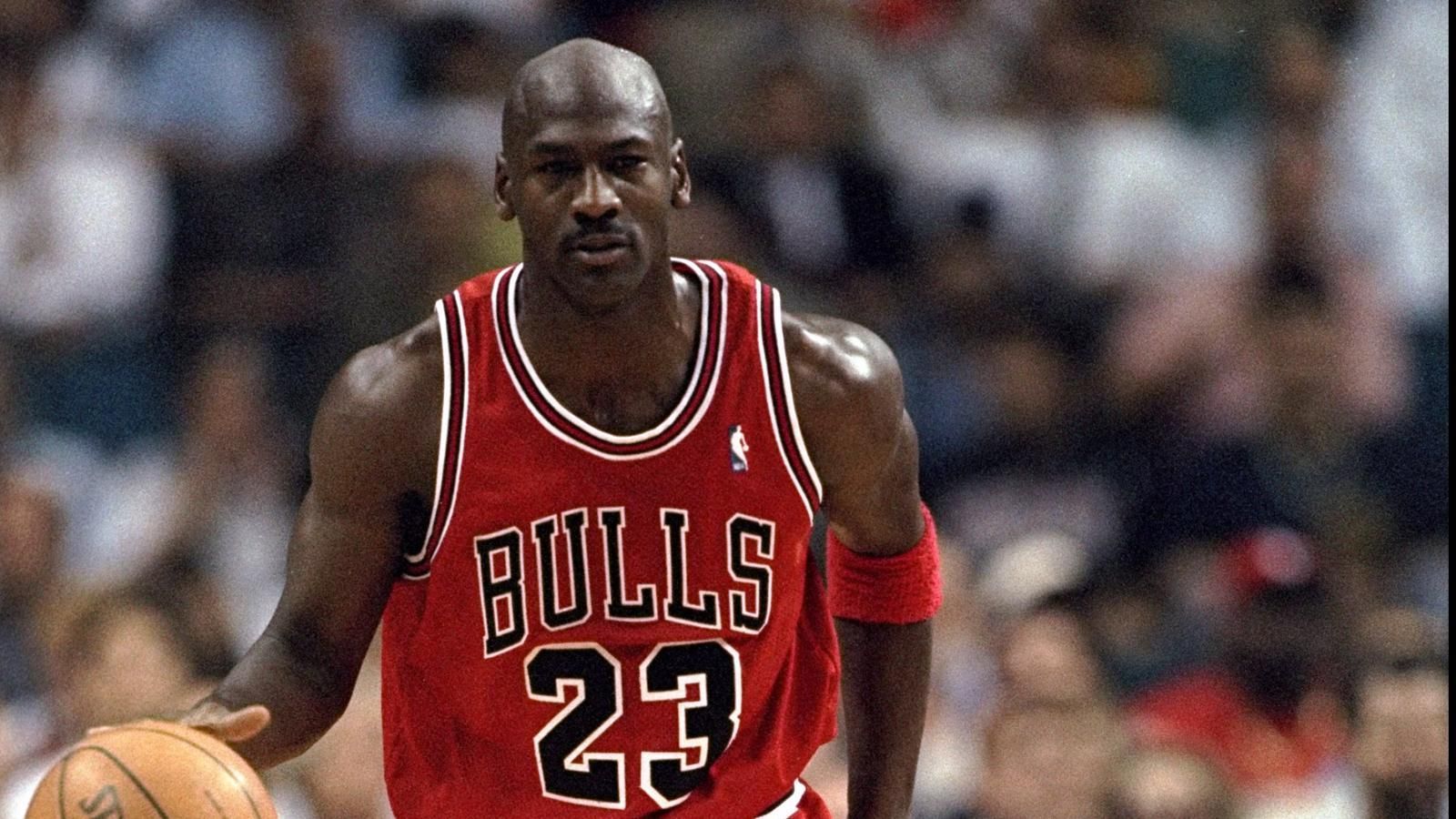 
                <strong>Platz 2: Michael Jordan, 50-Punkte-Spiele: 31</strong><br>
                Der beste Basketballer aller Zeiten war nicht nur ein hervorragender Scorer sondern auch ein Top-Verteidiger. Mit seiner Dominanz und spektakulären Spielweise sorgte er für einen neuen Aufschwung in der NBA, als die Liga am Boden lag. Keiner konnte so fliegen wie "Air Jordan". Eine eigene Schuhmarke und ein Kinofilm trugen zur Legendenbildung bei. Heute ist er Besitzer der Charlotte Bobcats. 
              