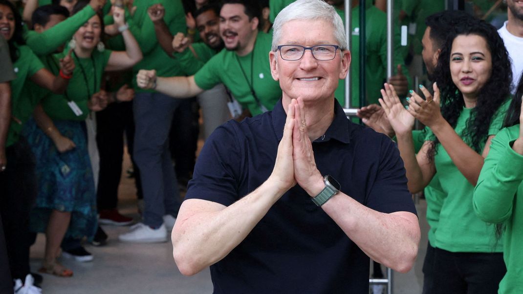 Apple-Chef Tim Cook bei der Eröffnung eines Apple-Stores in Indien.