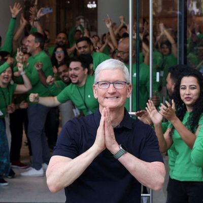 Apple-Chef Tim Cook bei der Eröffnung eines Apple-Stores in Indien.