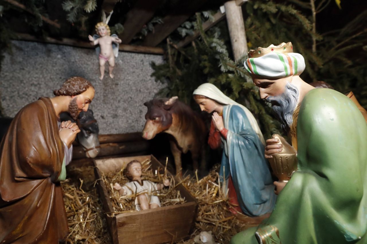 An Weihnachten gedenken Christ:innen der Geburt Jesu. In vielen Kirchen und Privathäusern stehen Krippen, die das neugeborene Jesuskind im Stall zeigen. 