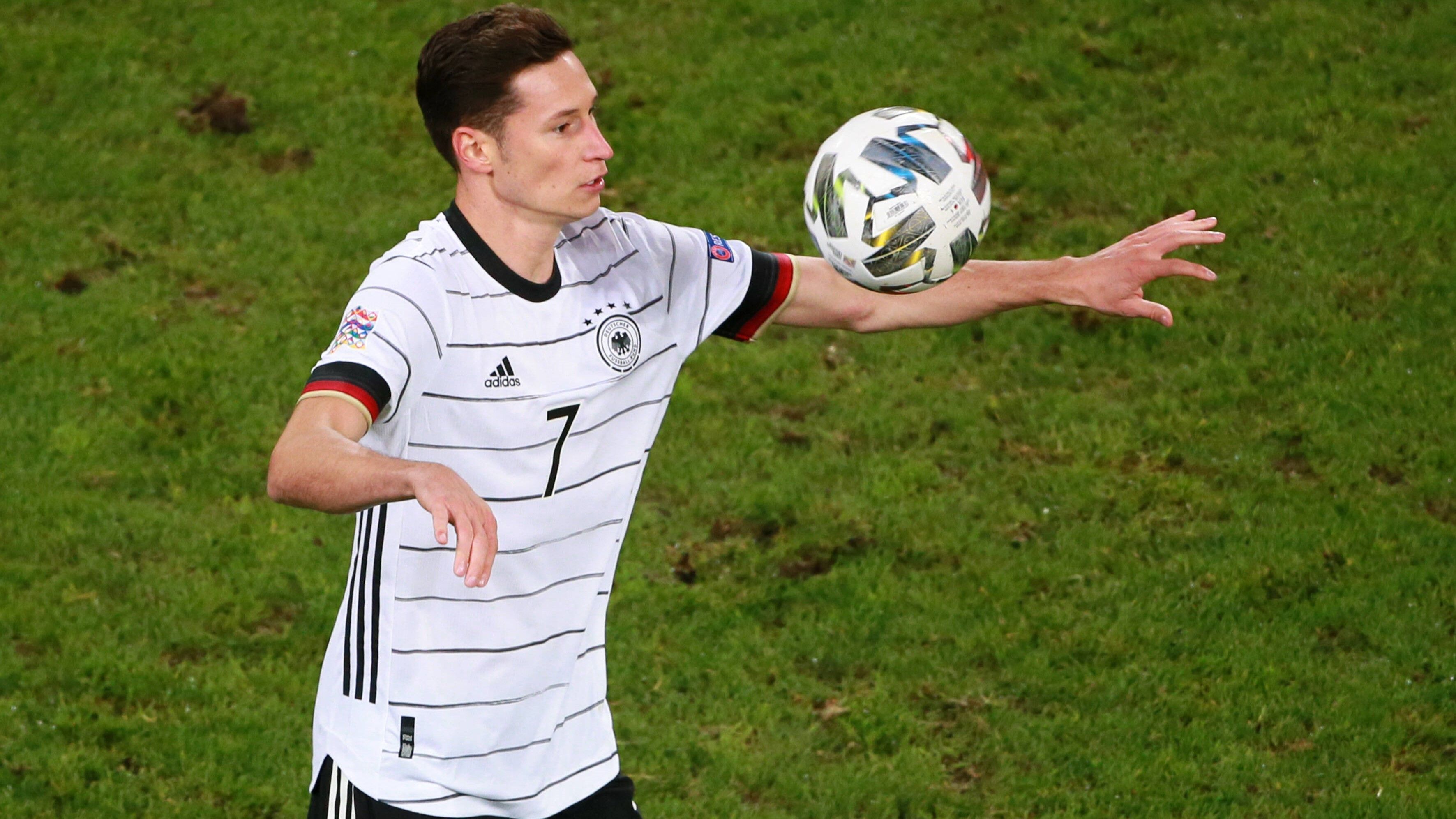 
                <strong>Mittelfeld</strong><br>
                In der Künstlerklasse sitzt Julian Draxler gleich neben Brandt. Hat mit die feinsten Füße im DFB-Kader. Doch er findet das Leben in Paris vermutlich ein bisschen zu gut, und nimmt dafür in Kauf, nie der Hauptdarsteller, sondern immer nur Statist in der französischen Kapitale zu sein. Eine Joker-Rolle in Katar ist trotzdem immer noch greifbar. 
              