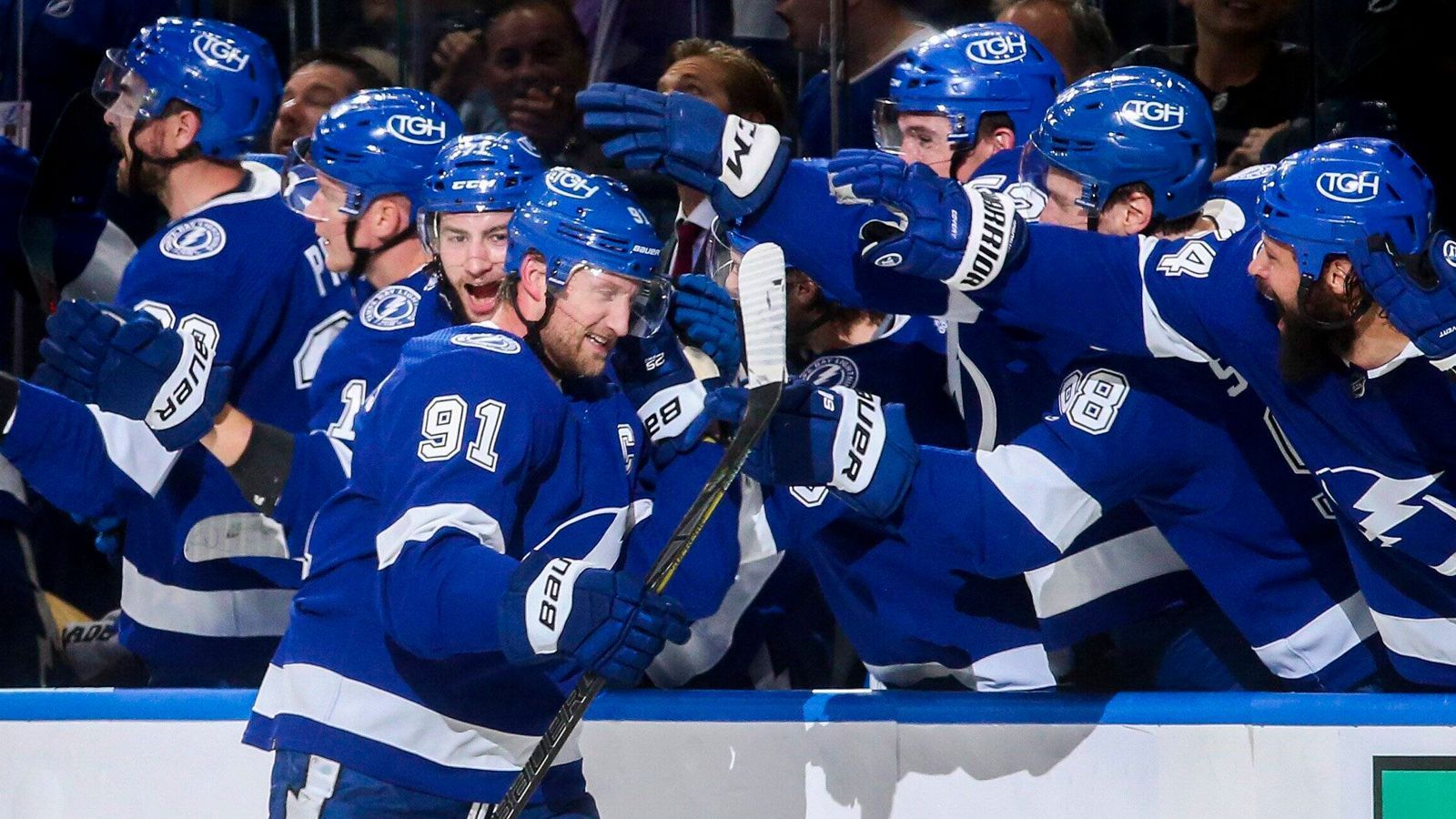 
                <strong>Tampa Bay Lightning</strong><br>
                In Tampa läuft auch ein Goal-Song, zu dem man im Publikum ordentlich abgehen kann: "Goons (Baby, I Need It All)" von Mona wird dort gespielt.
              