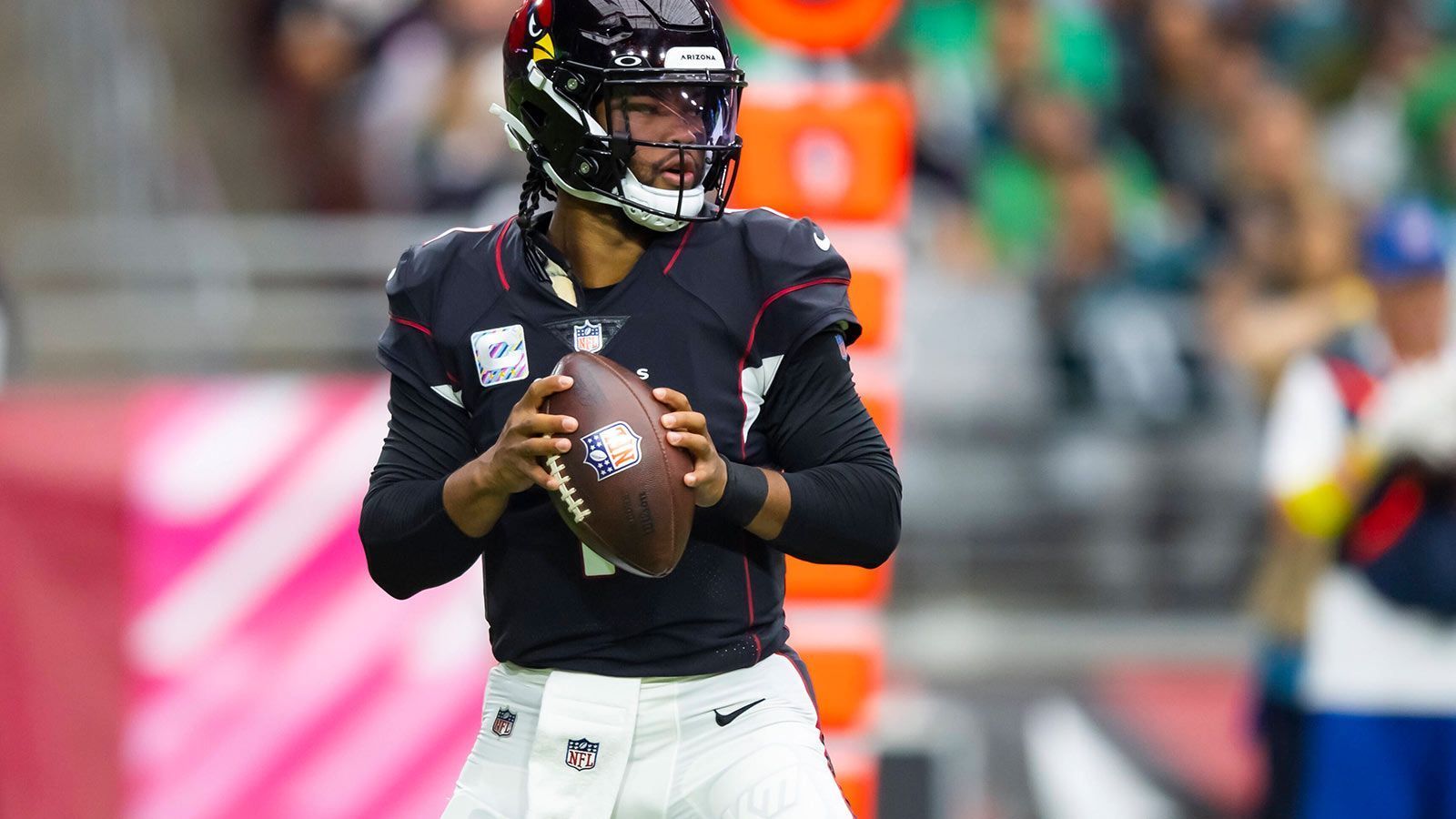 
                <strong>Kyler Murray (Pick 1 im Draft 2019, Arizona Cardinals)</strong><br>
                In seinem ersten Jahr wurde Kyler Murray als bester offensiver Rookie ausgezeichnet. Seitdem spielt er auf hohem Niveau, auch wenn seine Leistung nach der Saisonmitte meist einbricht. Vor der Saison 2022 unterschrieb er eine hochdotierte Vertragsverlängerung mit Arizona. Gegen Ende der vergangenen Saison riss er sich das Kreuzband. Als Starter ist er trotzdem gesetzt.&#x2022; Aktuelle Situation: Starter bei den Arizona Cardinals<br>&#x2022; 57 Spiele von Beginn an (25-31-1)<br>&#x2022; 13.848 Passing Yards und 2.204 Rushing Yards<br>&#x2022; 84 Passing TDs und 23 Rushing TDs bei 41 INTs<br>&#x2022; 66,8 Prozent Passgenauigkeit und 5,8 Yards pro Lauf<br>
              