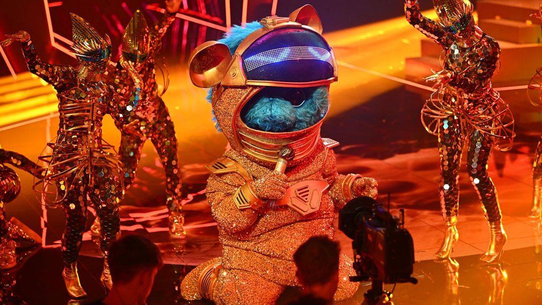 Spektakuläre Enthüllung in Show 2: Unter dem Marsmaus-Anzug blitzt eine blaue Maus hervor!