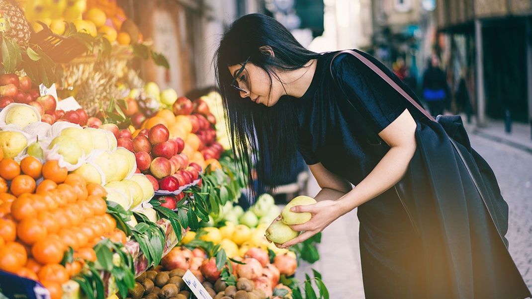 Ihr wollt gesundes und kraftvolles Haar? Wir verraten euch, welche Vitamine und Nährstoffe euer Haar bis in die Spitzen glänzen lassen!