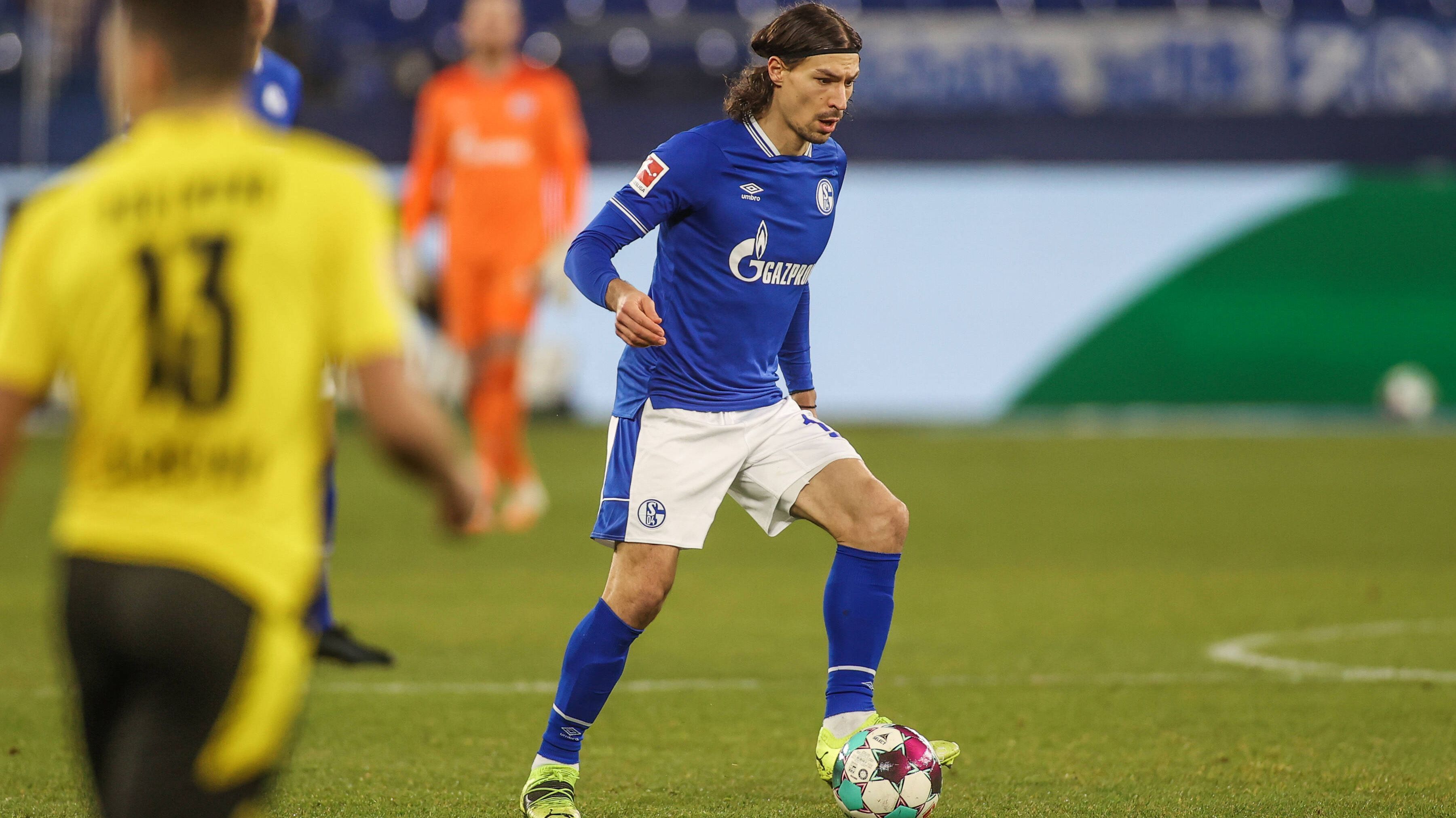 
                <strong>Benjamin Stambouli</strong><br>
                Agiert im Schalker Zentrum anfangs abgeklärt, leistet sich dann aber einen haarsträubenden Fehler: Der Franzose verliert vor dem Strafraum leichtsinnig den Ball und bereitet damit unfreiwillig den Weg zum 1:0 des BVB (41.). Ist in Hälfte zwei bemüht, kann seinen Fehler allerdings nicht wieder gut machen. ran-Note: 5
              