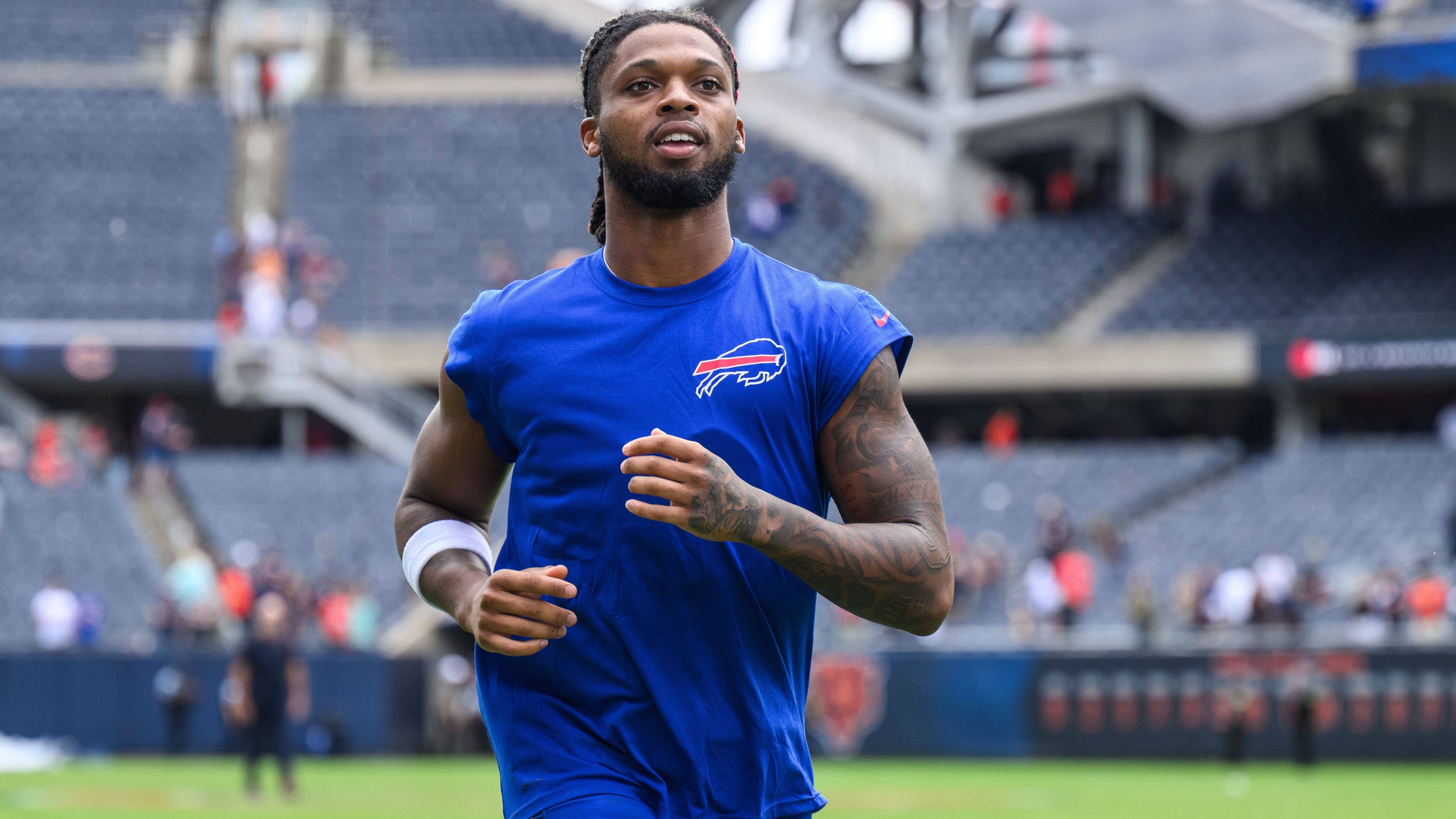 <strong>Buffalo Bills: Damar Hamlin</strong><br>Nur neun Monate nach seinem Herzstillstand stand Damar Hamlin gegen die Miami Dolphins wieder auf dem Platz. Kein Wunder, dass der 25-Jährige sich überglücklich zeigte: "Dieser Moment hat mir alles bedeutet." Doppelt schön: Bei seinem Comeback feierte er mit seiner Mannschaft sogar einen klaren 48:20-Sieg.