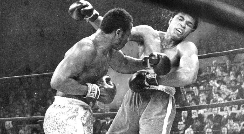 
                <strong>Muhammad Ali - Joe Frazier</strong><br>
                8. März 1971 in New York: Ali - Joe Frazier (Punktniederlage nach 15 Runden): Der "Kampf des Jahrhunderts" brachte beiden Boxern die damalige Rekordbörse von 2,5 Millionen Dollar ein. Ali hatte seine beiden Kämpfe nach über dreijährigem "Exil" (Sperre nach Kriegsdienstverweigerung) gegen Jerry Quarry und Oscar Bonavena gewonnen - und war nun heißer denn je. Herausforderer Ali (31 Siege, 25 K.o.) und Weltmeister Frazier (26/23) gingen unbesiegt in den Kampf.
              
