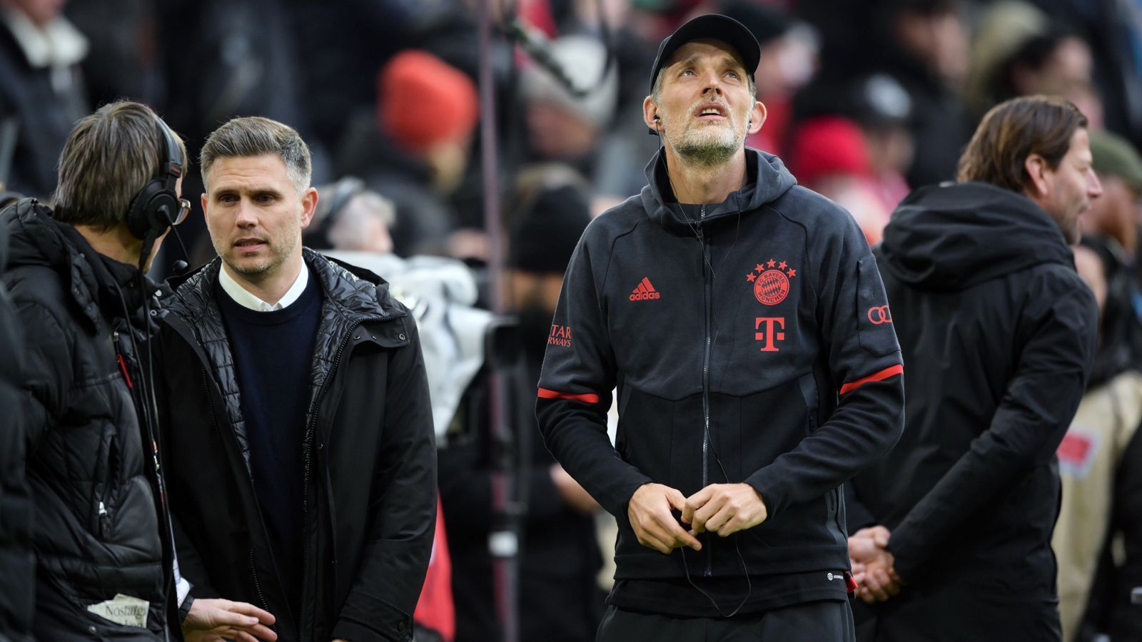 
                <strong>18:02 Uhr: Nächster Interview-Termin</strong><br>
                Holger Quest aus der Mediendirektion des FC Bayern führt Tuchel zum Interview beim Bezahlsender "Sky", der die Partie live überträgt.
              