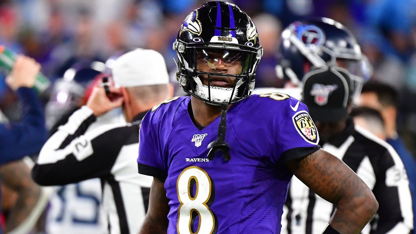 
                <strong>Die meisten Rushing Yards eines Quarterbacks</strong><br>
                Wer weiß, was der MVP 2020 vorhat? Lamar Jackson brach 2019 den Rekord für Rushing Yards eines Quarterback (1.206). Gut möglich, dass der Signal Caller der Baltimore Ravens hier nachlegt. Ziemlich sicher ist, dass er Cam Newtons Bestmarke verbessern wird: Newton kam von 2011 bis 2013 in seinen ersten drei NFL-Saison auf 2.032 Rushing Yards. Jackson benötigt in seiner dritten Saison 132 Yards, um auch hier den Rekord zu knacken.
              