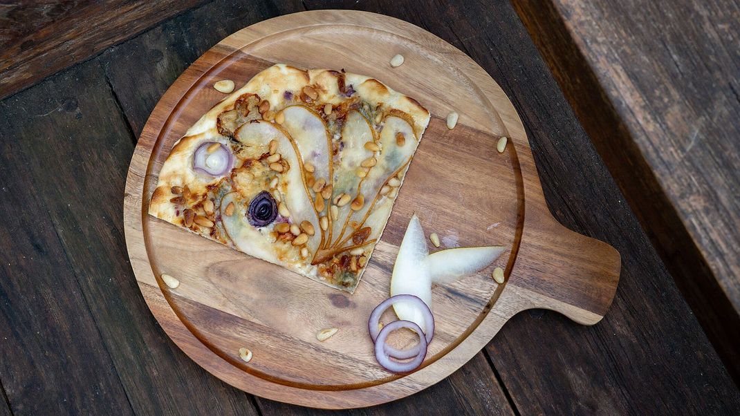 Flammkuchen mit Honig-Schmand-Topping, Birne, Gorgonzola, roter Zwiebel und Pinienkernen