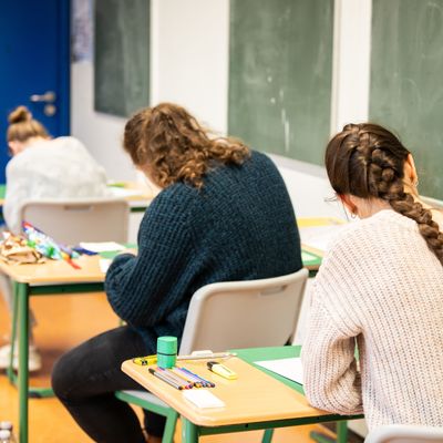 Schülerinnen sitzen bei der Abiturprüfung.