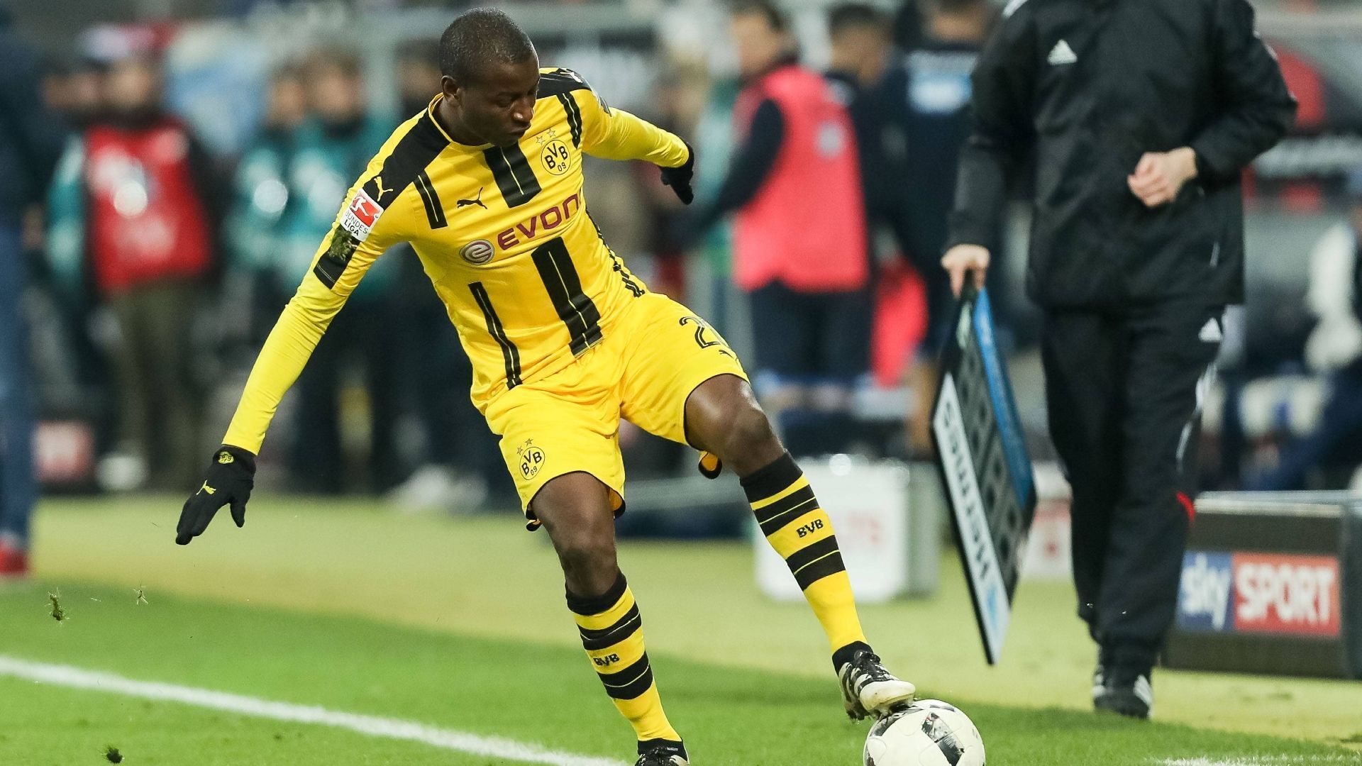 
                <strong>Borussia Dortmund: Adrian Ramos</strong><br>
                "Ein Transfer, der oft als weniger erfolgreich angesehen wird, ist der von Adrián Ramos im Jahr 2014. Ramos wurde von Hertha BSC nach Dortmund geholt, nachdem er in der Saison zuvor eine starke Leistung gezeigt hatte. Die Erwartungen waren entsprechend hoch, aber Ramos konnte sich nie richtig bei Dortmund durchsetzen. Er hatte Schwierigkeiten, seine Torquote aus der vorherigen Saison zu erreichen und konnte sich nicht als feste Stammkraft etablieren. Nach zwei Jahren wurde er an den FC Granada ausgeliehen und später an den chinesischen Verein Chongqing Dangdai Lifan verkauft."
              