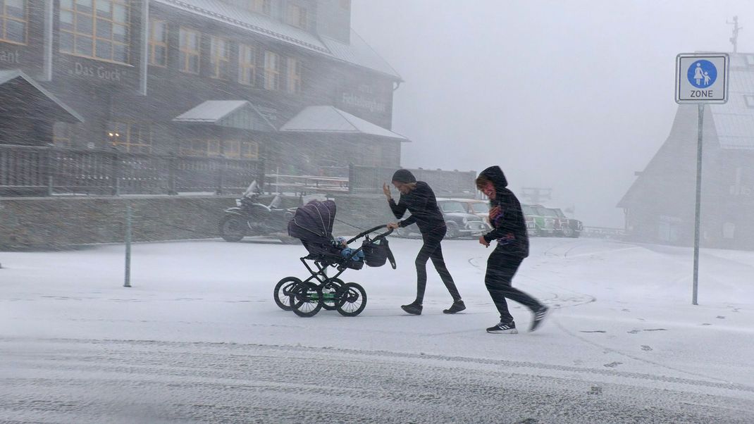  Im Erzgebirge sind die ersten Schneeflocken des Herbstes gefallen.