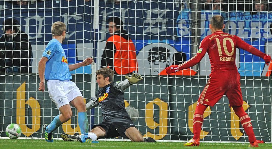 
                <strong>DFB-Pokal-Achtelfinale (Saison 2011/2012)</strong><br>
                VfL Bochum vs. FC Bayern München 1:2; DFB-Pokal-Achtelfinale 2011/2012: Gegen den VfL Bochum erzielte Arjen Robben im Achtelfinale des DFB-Pokals in der Saison 2011/2012 den 2:1-Siegtreffer in der 91. Minute. Anschließend marschierten die Bayern bis ins Finale, wo sie sich Borussia Dortmund mit 2:5 geschlagen geben mussten.
              