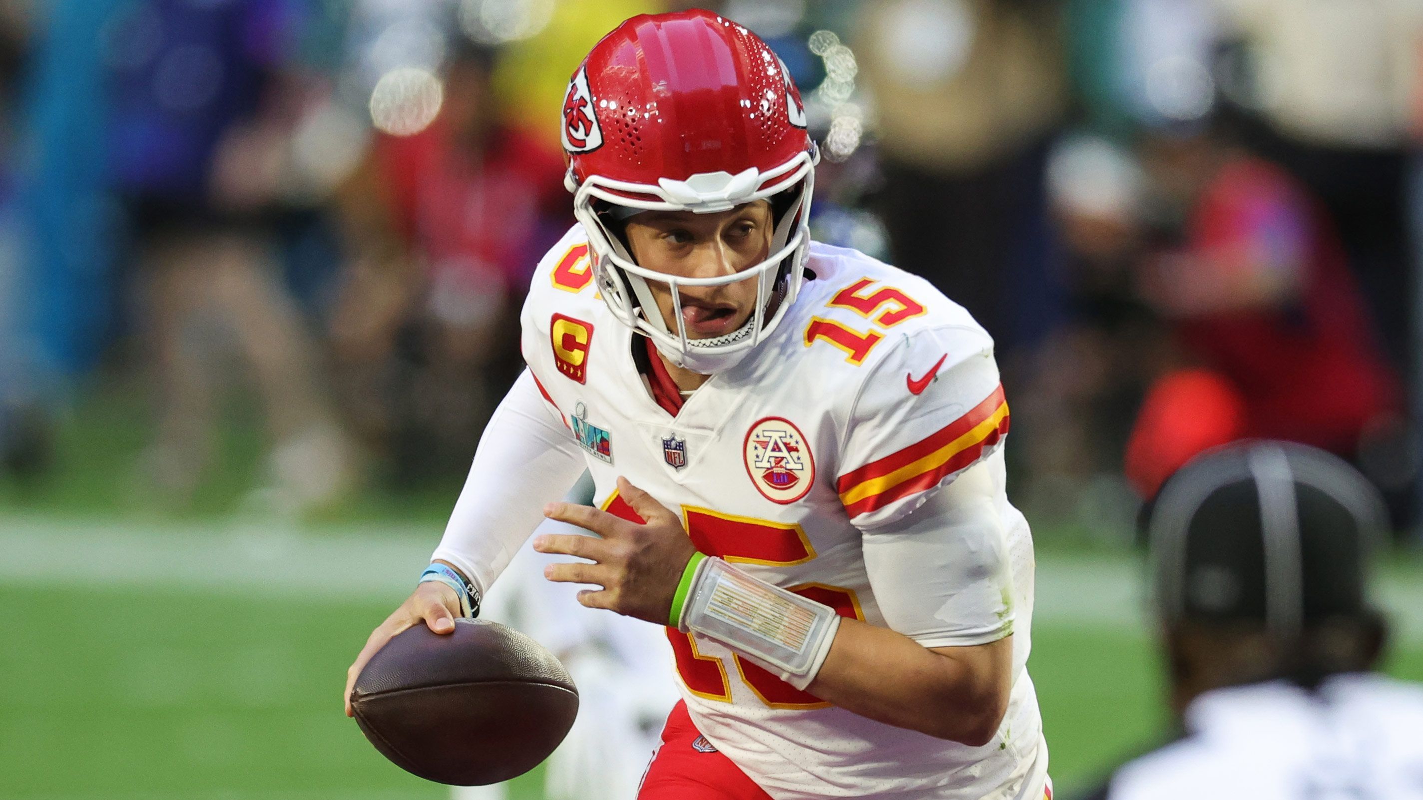 
                <strong>Patrick Mahomes: Das fast perfekte Spiel</strong><br>
                Der Quarterback der Kansas City Chiefs lieferte gegen "Philly" ordentlich ab und führte sein Team trotz Verletzung zum Sieg. Dabei stellte Patrick Mahomes sogar noch einen Rekord auf. Er ist der erste Quarterback mit drei Touchdown-Pässen und keinem Turnover sowie keinem kassierten Sack im Super Bowl. Der - vor dem Spiel gefürchtete - Pass Rush der Eagles setzte keinen Stich gegen Mahomes.
              