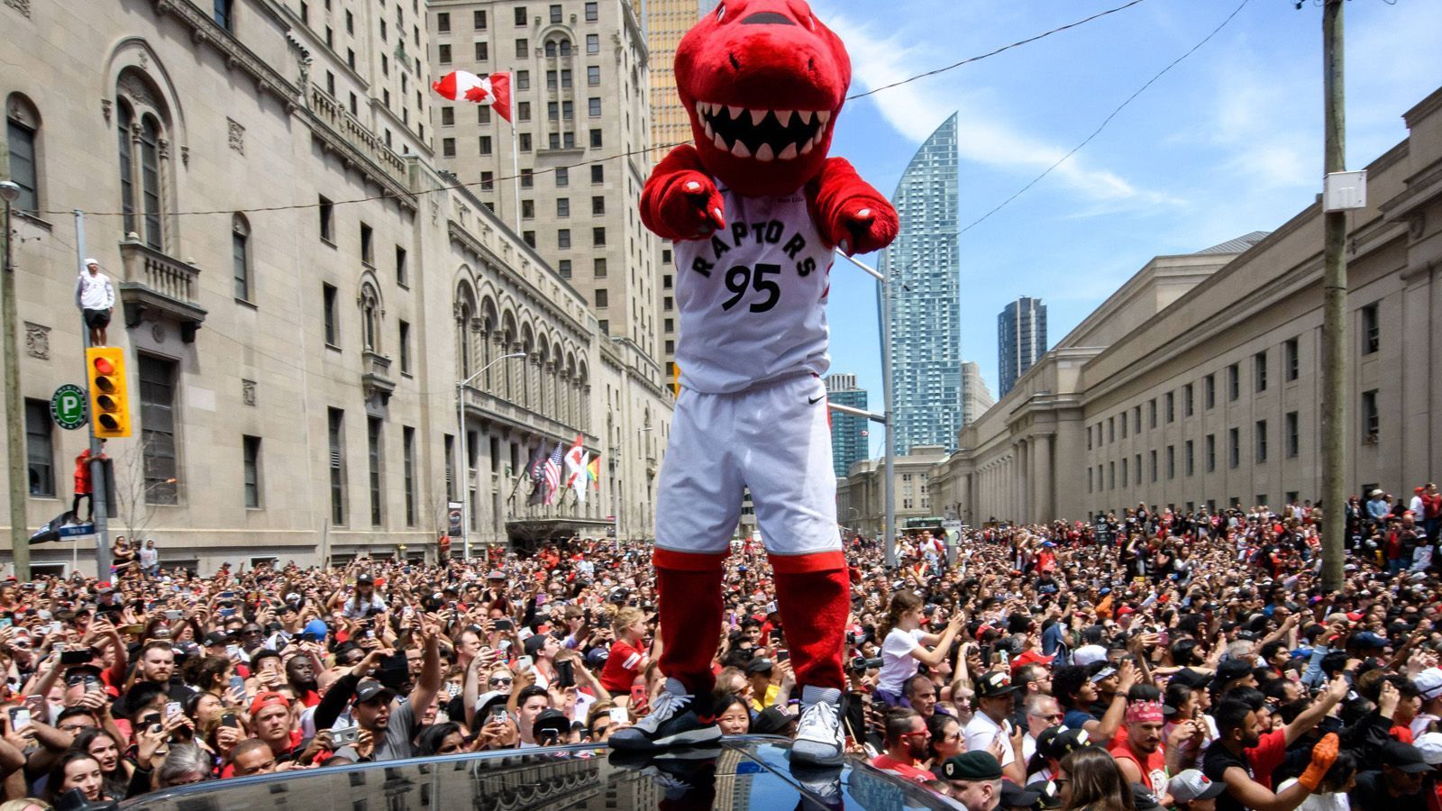 
                <strong>Verlierer: Toronto Raptors</strong><br>
                Mit dem Titel haben die Toronto Raptors Historisches geleistet. Der gewagte Trade für Kawhi Leonard aus dem Vorjahr zahlte sich aus. Aber mehr als der eine Titel wird in Zukunft wohl nicht rausspringen. Mit Leonard verloren die Raptors ihren Superstar und konnten diesen - zumindest bisher - nicht ersetzen. Die Playoffs sollte Toronto zwar schaffen, aber dort könnte in den nächsten Jahren schnell Schluss sein. Für den Meister wird es immer schwierig bleiben, namhafte Free Agents nach Kanada zu locken. Ihre historische Saison wird den Raptors dennoch keiner nehmen können.
              