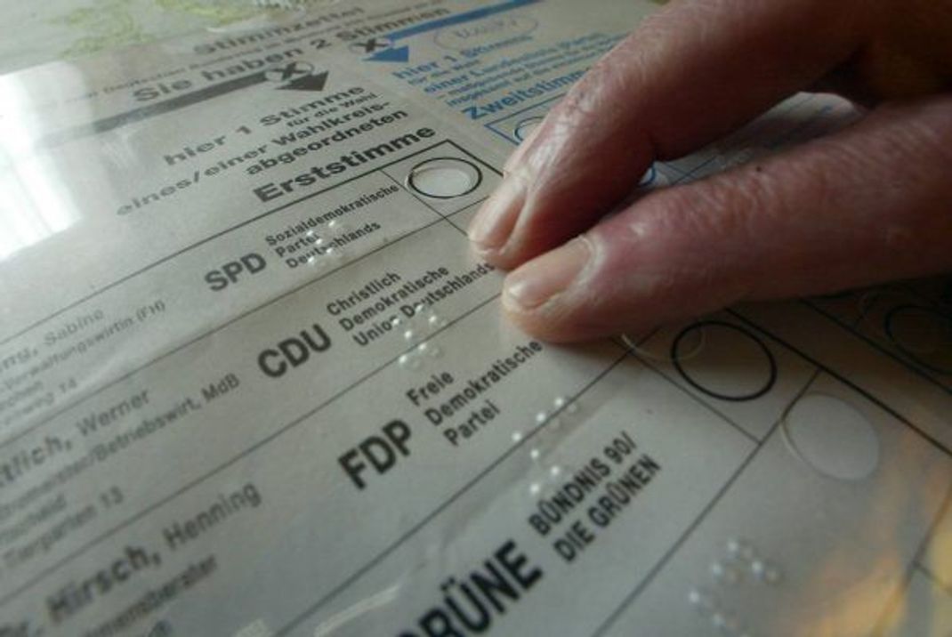 Barrierefrei wählen: Stimmzettel-Schablonen für Blinde oder Sehbehinderte kamen erstmals in Marburg zum Einsatz - bei der Bundestagswahl 1980.