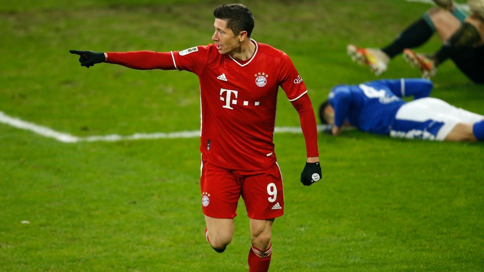 
                <strong>Robert Lewandowski stellt mit einem Tor gleich zwei Bundesliga-Rekorde auf</strong><br>
                Erfolgreicher Rückrundenstart für Robert Lewandowski. Der Weltfußballer in Diensten des FC Bayern München stellte beim 4:0 auf Schalke gleich zwei Bundesliga-Rekorde auf. Zum einen ist der Pole mit dem elften Tor in Folge gegen die Königsblauen nun der Stürmer, der die meisten Tore in der Bundesliga-Historie gegen ein Team in aufeinanderfolgenden Spielen erzielt hat. Zum anderen ist Lewandowski der erste Spieler der Liga-Geschichte, der in acht Auswärtsspielen in Folge getroffen hat. Bei der Partie auf Schalke erzielte er den Treffer zum 2:0. (Quelle: twitter.com/OptaFranz/Sky)
              