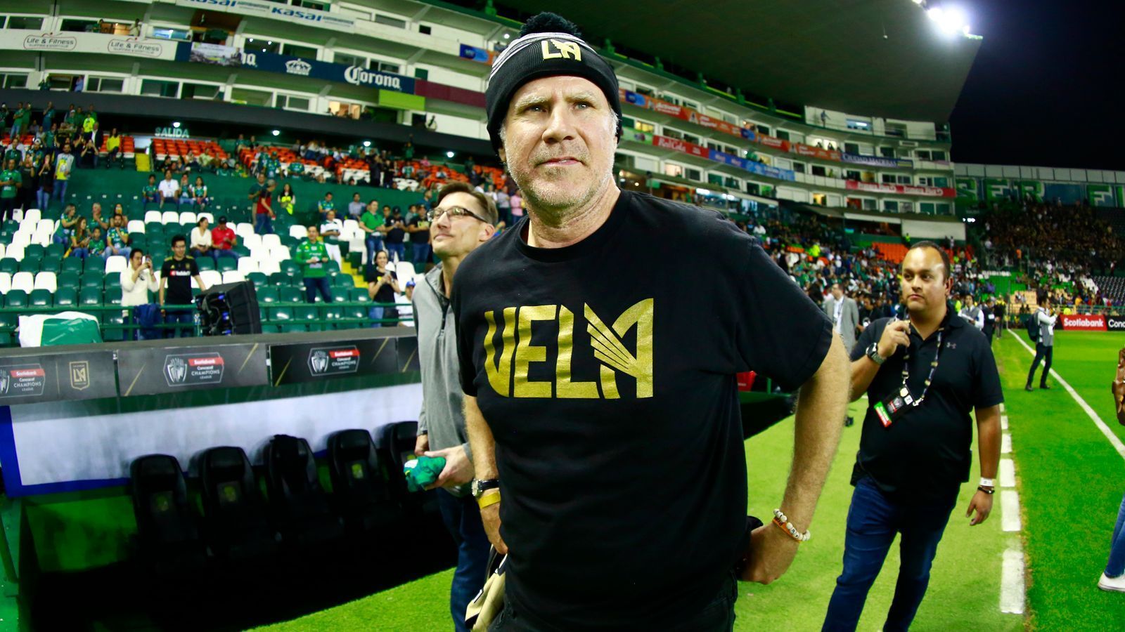 
                <strong>Will Ferrell (Los Angeles FC)</strong><br>
                Im Jahr 2018 stieg Los Angeles FC als zweites Team aus der "Stadt der Engel" in die MLS ein. Zu diesem Zeitpunkt hatte sich US-Schauspieler und -Comedian Will Ferrell schon zwei Jahre als Investor des Klubs engagiert. Kurios: Wegen seines Rufs als Spaßvogel glaubten viele Fans zunächst nicht daran, dass Ferrell wirklich im Teilbesitz des Klubs sei. Das dürfte aber der Vergangenheit angehören, schließlich zeigte sich Ferrell immer wieder bei Spielen des Vereins als interessierter Fan im Stadion.
              