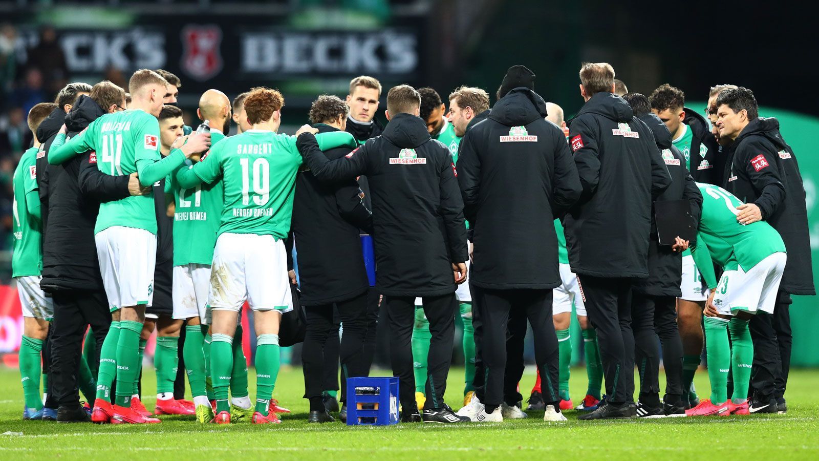 
                <strong>Fazit</strong><br>
                Die Saison des SV Werder Bremen ist bisher eine einzige Enttäuschung. Zu wenig Punkte, zu wenig Heimsiege. Ein Trainer und ein Sportchef, die die Mannschaft vor der Saison deutlich stärker einschätzten, als sie tatsächlich war. Dazu kamen Verletzungspech und Schlüsselspieler außer Form. Eigentlich ist das die typische Bilanz eines Absteigers. Sollten die Bremer erstmals nach 40 Jahren den Weg in die Zweitklassigkeit antreten müssen, wäre dies nach dieser Spielzeit ganz sicher nicht unverdient. Noch gibt es aber die Möglichkeit, in Heidenheim mit einer Partie alles wieder gerade zu biegen. Und die Gruselsaison 2019/20 in einem einzigen Spiel vergessen zu machen.
              