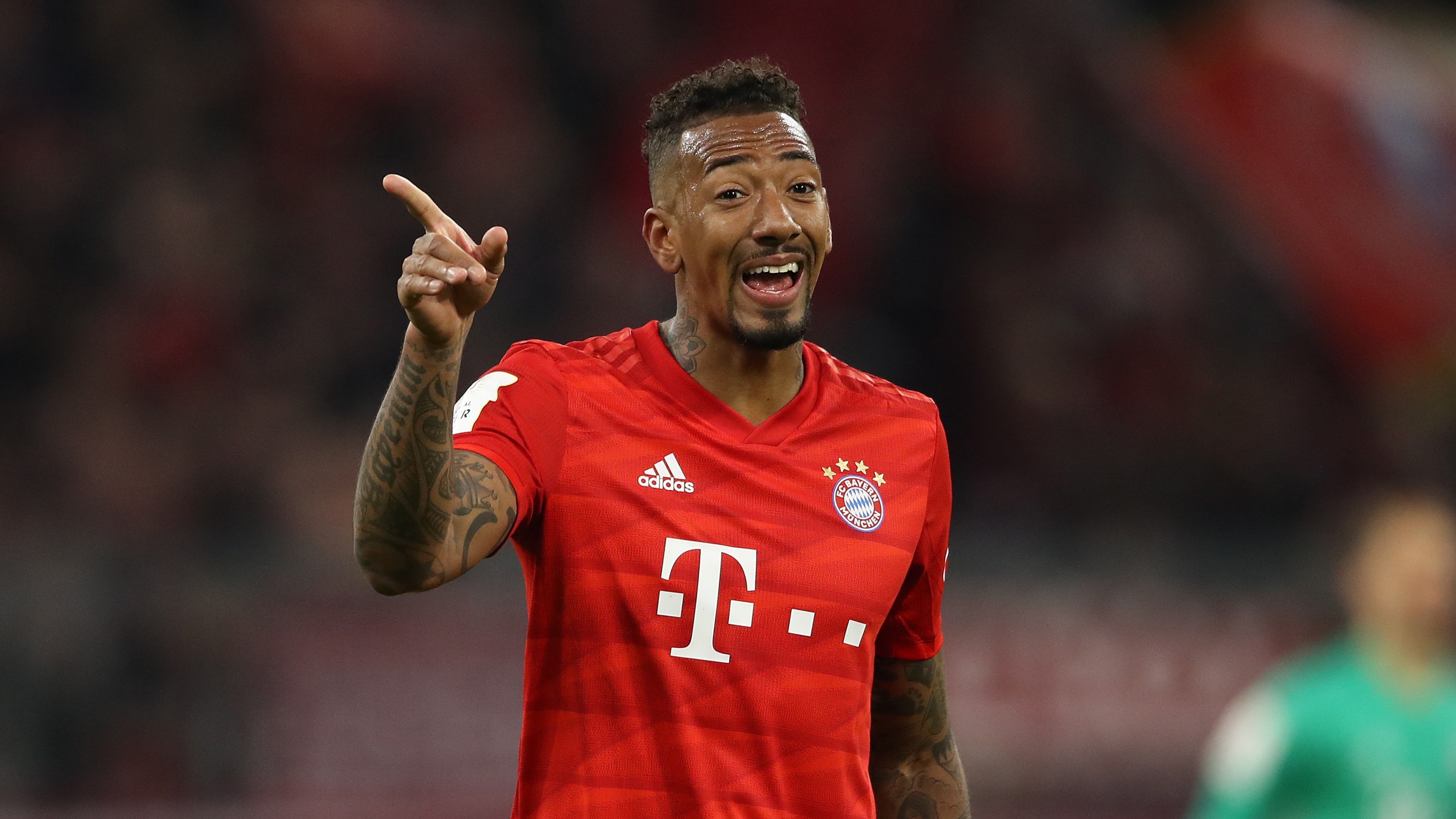 
                <strong>Jerome Boateng</strong><br>
                Bei Jerome Boateng zieht sich die Trennungsphase bereits über mehrere Jahre - mal wollte er weg und durfte nicht, dann sollte er gehen und Bayern fand keinen Abnehmer. Zuletzt dürfte der Klub aber froh darüber gewesen sein, dass Boateng noch da ist. Der Weltmeister von 2014 steigerte sich wieder und war in einer verletzungsgeplagten Defensive ein zuverlässiger Rückhalt. Dieser Umstand änderte aber nichts am schwierigen Verhältnis mit der Klubführung. In der Führungsetage äugt man kritisch auf Boatengs Aktivitäten abseits des Platzes. Zuletzt kam es zu Misstönen, weil der Verteidiger gegen die Ausgangsbeschränkungen verstoßen hatte - angeblich um seinen kranken Sohn zu besuchen - und dafür vom Verein bestraft wurde. "Ich akzeptiere jede Strafe, wenn sie berechtigt ist", sagte Boateng der "Bild". Und: "Ich finde das traurig." In der nächsten Transferperiode dürfte das Ende der Bayern-Boateng-Geschichte dann wirklich kommen.
              