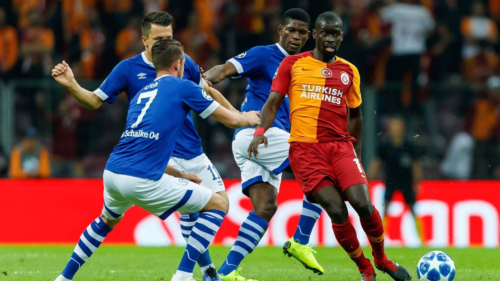 
                <strong>Champions League: Schalke 04 bei Galatasaray Istanbul in der Einzelkritik</strong><br>
                Der FC Schalke hat im dritten Gruppenspiel der Champions League bei Galatasaray Istanbul beim 0:0 zwei Punkte liegen gelassen. Wir haben den Auftritt von S04 benotet.
              