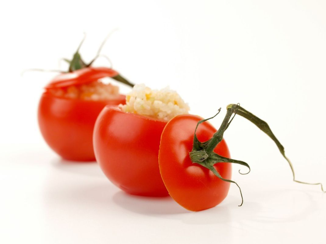 Ihnen fehlen Ideen für schmackhaftes Fingerfood? Warum nicht einfach Tomaten mit Käse füllen. Einfach (und) lecker!