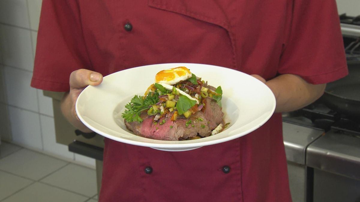 Roastbeef mit Kartoffeln Spiegelei und Gemüsevinaigrette