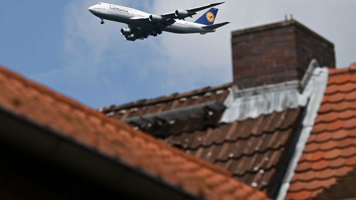 Flugzeug über Neu-Isenburg