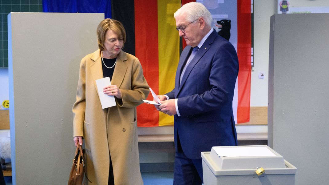 23. Februar 2025: Bundespräsident Frank-Walter Steinmeier und seine Frau Elke Büdenbender geben im Wahllokal in der Erich-Kästner-Grundschule in Berlin-Dahlem ihre Stimmzettel ab. 