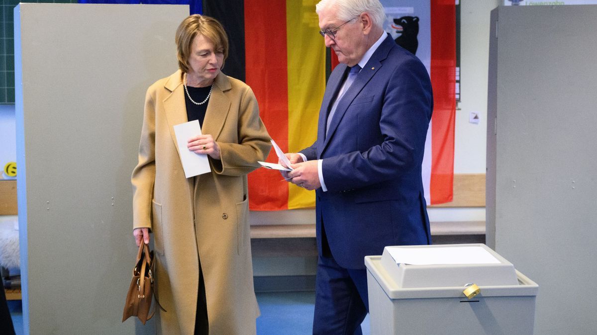 23. Februar 2025: Bundespräsident Frank-Walter Steinmeier und seine Frau Elke Büdenbender geben im Wahllokal in der Erich-Kästner-Grundschule in Berlin-Dahlem ihre Stimmzettel ab. 