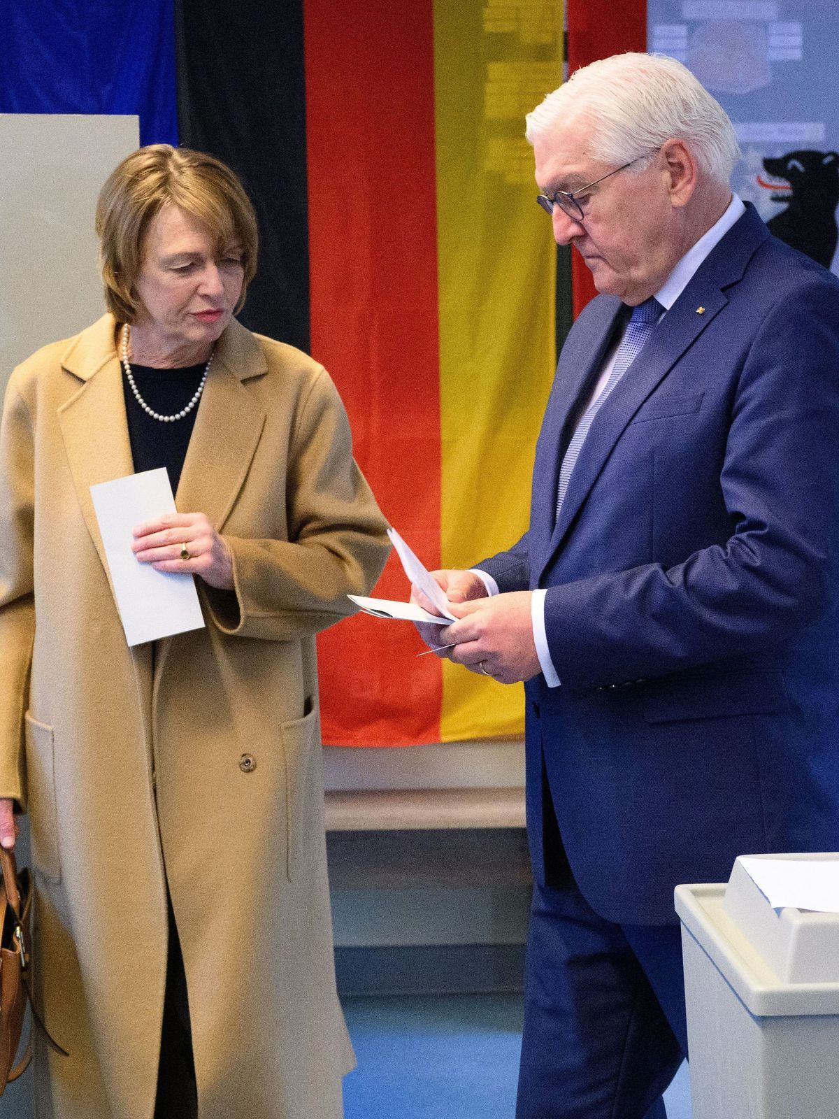 23. Februar 2025: Bundespräsident Frank-Walter Steinmeier und seine Frau Elke Büdenbender geben im Wahllokal in der Erich-Kästner-Grundschule in Berlin-Dahlem ihre Stimmzettel ab. 