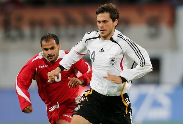 
                <strong>Manuel Friedrich (Mumbai City FC)</strong><br>
                Neun Länderspiele hat Friedrich in seiner aktiven Karriere absolviert. Immerhin. Doch 2009 sagte er selbst: "Der Nationaltrainer hat andere Spieler auf dem Zettel - das ist nachvollziehbar." Im Sommer 2014 zog es Friedrich nach Indien. Dort kickt er nun für den Mumbai City FC.
              