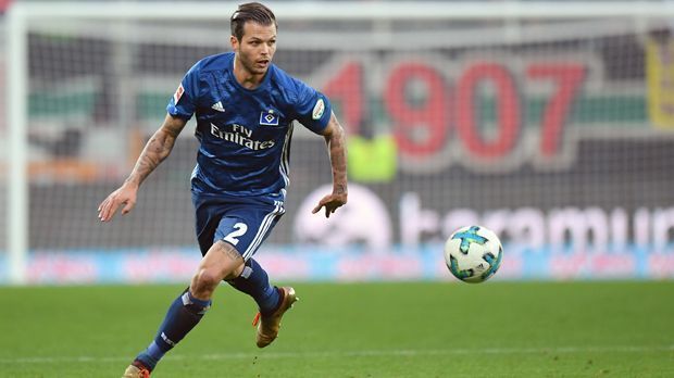 
                <strong>Dennis Diekmeier (Hamburger SV)</strong><br>
                Da braucht ihr gar nicht mit dem Kopf zu schütteln! Immer wieder Abstiegskampf - das ist nichts für Dennis Diekmeier! Der Außenverteidiger und verhinderte Torschütze (Bundesliga-Treffer: 0 in 201 Partien) hat eine Vertragsverlängerung beim Hamburger SV vorerst abgelehnt. Der 28-Jährige will sich woanders beweisen, womöglich bei einem europäischen Top-Klub spielen. Dennis, seine Ehefrau Dana und die Kinder Delani, Dion, Divia, Dalina in Mailand, Madrid, Barcelona, Manchester oder dann doch Dublin? Also wir könnten uns das gut vorstellen.
              