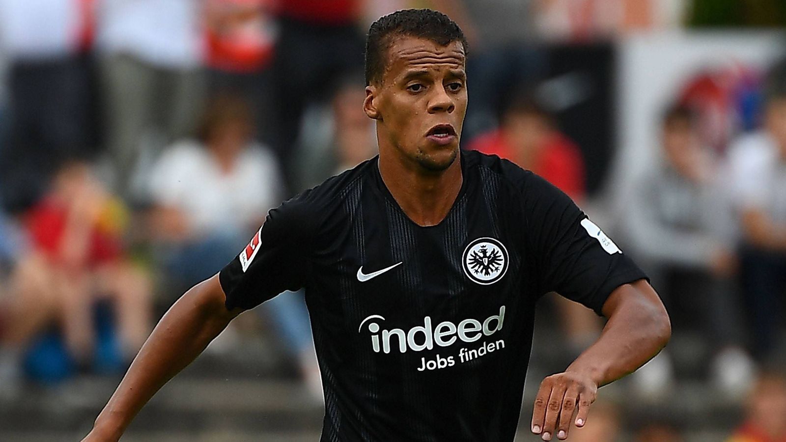 
                <strong>Timothy Chandler (Eintracht Frankfurt)</strong><br>
                KnorpelverletzungVerletzt seit dem 16. August 2018Prognose: Eintracht Frankfurt muss in den kommenden sechs Monaten auf seinen Rechtsverteidiger Timothy Chandler verzichten. Der US-Nationalspieler wurde bereits am Knorpel des rechten Knies operiert und fällt für die komplette Hinrunde aus. 
              