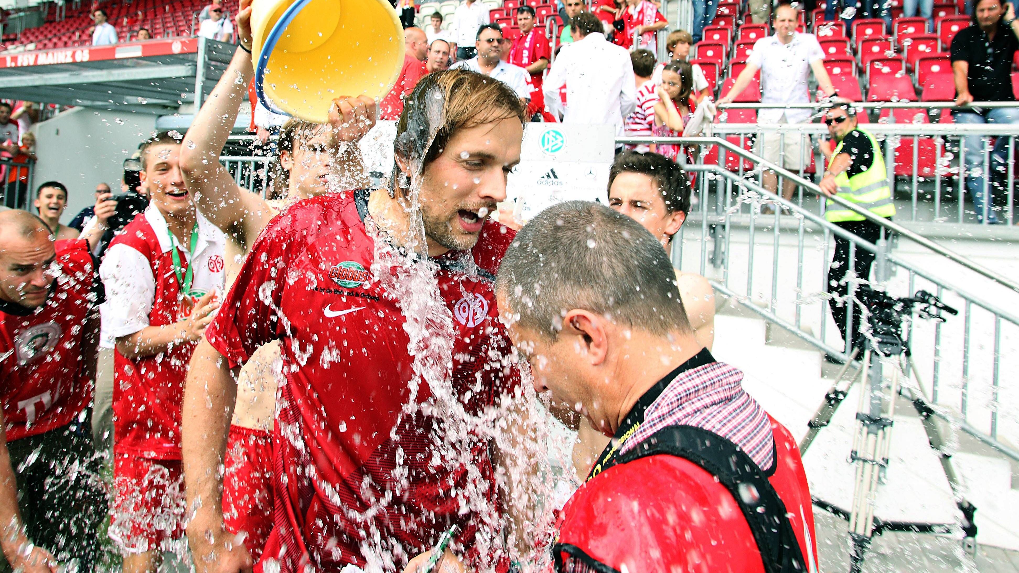 <strong>Nächster Junioren-Titel mit der Mainzer A-Jugend</strong><br>Von Augsburg führt Tuchels Weg weiter nach Mainz. Mit der U19 der Rheinhessen gewinnt Tuchel in der Saison 2008/09 erneut die Deutsche Meisterschaft und festigt so seinen Ruf als herausragender Nachwuchstrainer.