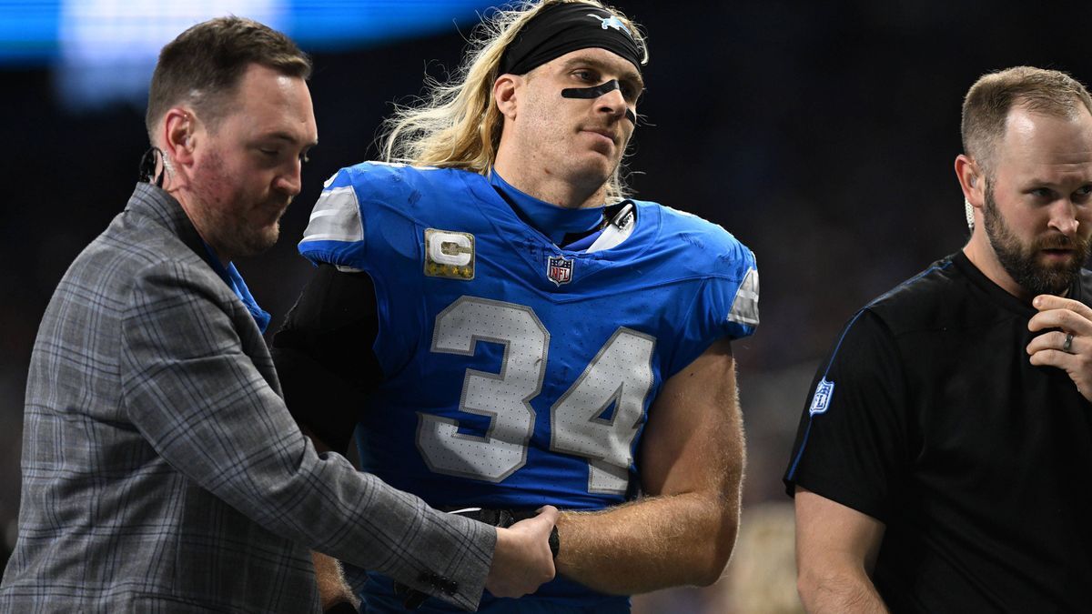 NFL, American Football Herren, USA Jacksonville Jaguars at Detroit Lions Nov 17, 2024; Detroit, Michigan, USA; Detroit Lions linebacker Alex Anzalone (34) gets escorted off the field after injuring...