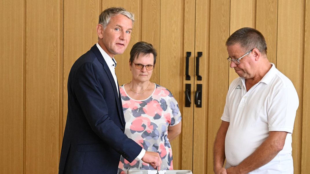 Björn Höcke (l), Spitzenkandidat der AfD zur Landtagswahl 2024 in Thüringen, wirft seinen Stimmzettel in die Wahlurne. In Thüringen findet am Sonntag die Landtagswahl statt.