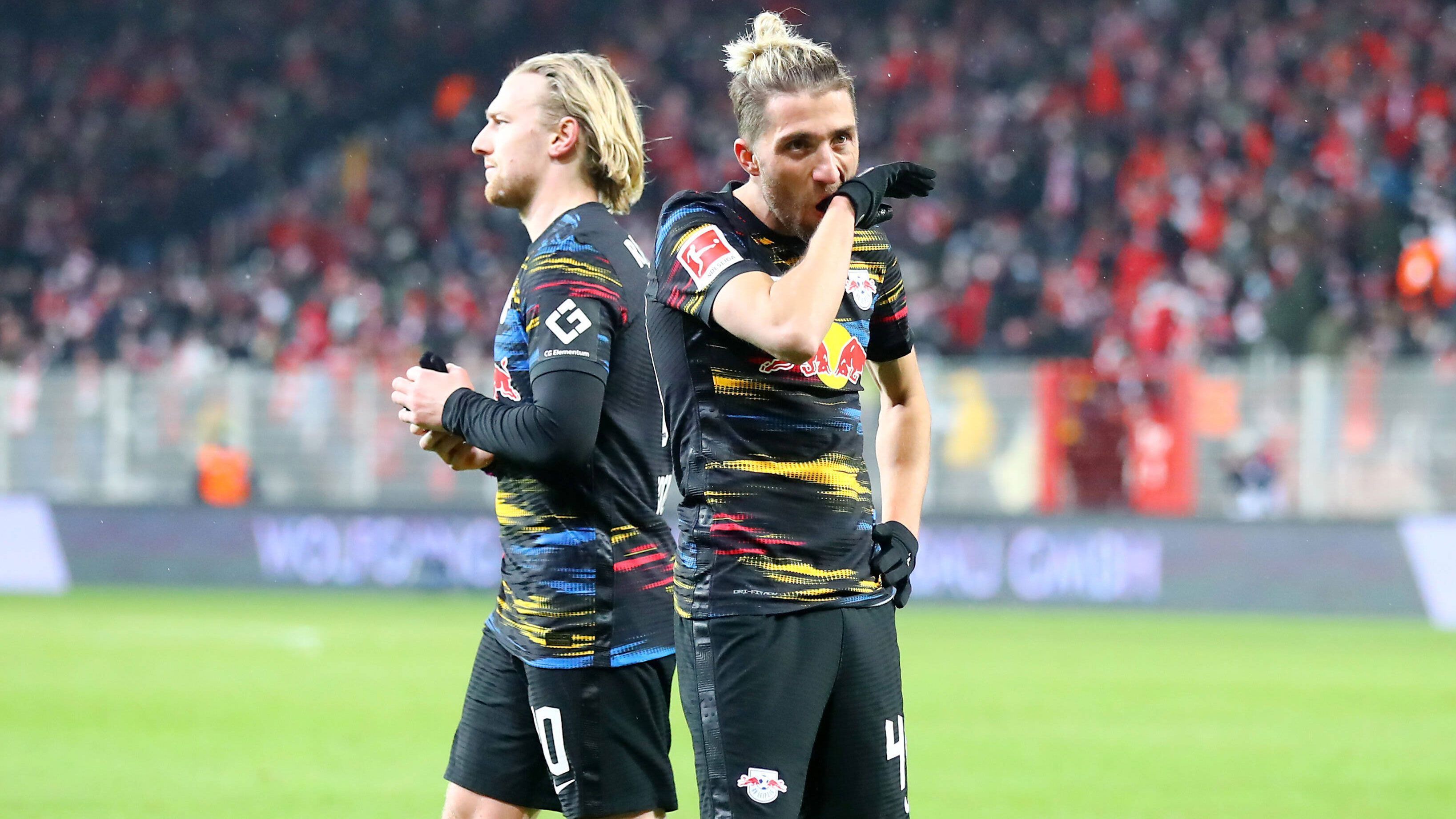 
                <strong>RB Leipzig</strong><br>
                Die Sachsen dürften beim Blick auf die Bundesliga-Tabelle wenig Grund zur Freude haben, der zehnte Rang ist eine herbe Enttäuschung. Kein Wunder also, dass Wintertransfers nicht unrealistisch sind. In der Defensive mangelt es nach den Abgängen von Dayot Upamecano und Ibrahima Konate an Konstanz, im zentralen Mittelfeld wurde Führungsspieler Marcel Sabitzer nicht adäquat ersetzt. Eine Nachjustierung auf diesen Positionen ist vorstellbar.&#x2022; Aktuelle Gerüchte: Yusuf Demir (FC Barcelona), Khayon Edwards (FC Arsenal U18), Jakub Kaminski (Lech Posen) -<br>&#x2022; Mögliche Abgänge: Brian Brobbey, Caden Clark (weiteres Leihgeschäft), Joscha Wosz, Ilaix Moriba -<br>&#x2022; Bereits fixe Transfers: Caden Clark (Rückkehr nach Leihe), Marcelo Saracchi (Vertragsauflösung)<br>
              