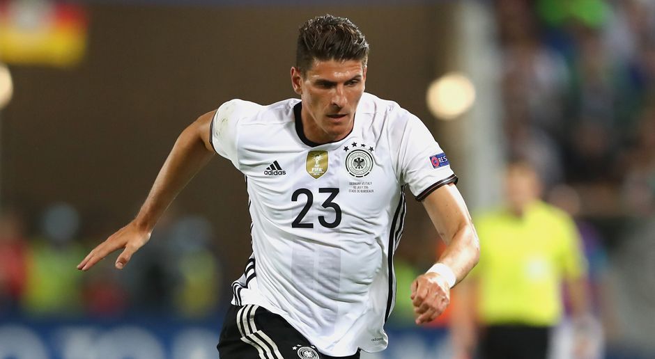 
                <strong>Mario Gomez</strong><br>
                Mario Gomez: Nach seinem Comeback im DFB-Team, der Teilnahme bei der EM 2016 und die Rückkehr in die Bundesliga könnte die kommende WM Gomez' letztes großes Turnier werden. Weil der Stürmer die WM 2014 verpasste, ist der Traum vom Titel mit dem Nationalteam noch offen. Sollte es in Russland mit der Titelverteidigung klappen, wäre es für den 31-Jährigen der perfekte Zeitpunkt für den Rücktritt. 
              