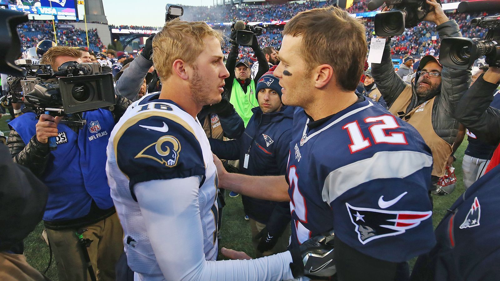 
                <strong>Quarterbacks</strong><br>
                Wer darauf spekuliert hat, dass Tom Brady mit 41 Jahren an Klasse einbüßt, sah sich getäuscht. In der Regular Season schraubte er seine Karrierewerte in Sachen durchschnittliche Passquote, Quarterback-Rating und Yards pro Passversuch sogar noch weiter in die Höhe. Und Brady ist nicht dafür bekannt, im Super Bowl einzubrechen. In seinen acht Super-Bowl-Teilnahmen kommt er auf insgesamt 18 Touchdowns und nur fünf Interceptions. Viermal war er MVP. Sein Gegenüber Jared Goff steht mit 24 Jahren noch am Anfang seiner Karriere. Statistisch riss Goff in seinen drei bisherigen Post-Season-Einsätze (zwei davon in dieser Saison) keine Bäume aus: Nur zwei Touchdowns, dazu eine Interception, ein schwaches Rating von 78,9. Doch im Championship Game war er es, der seine Rams kurz vor Schluss mit zwei Pässen in Field-Goal-Reichweite brachte und so die Overtime erzwang. Dennoch: Der GOAT ist der GOAT ist der GOAT. Punkt Patriots: 1:0!
              