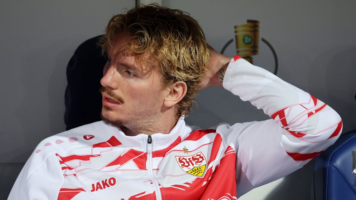 Braunschweig , Fußball DfB-Pokal Eintracht Braunschweig vs. VfB Stuttgart, Nick Woltemade (VfB) auf der Ersatzbank Gemäß den Vorgaben der DFL Deutschen Fußball Liga ist es untersagt, in dem Stadion...