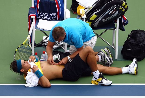 
                <strong>September 2009, Bauchmuskelzerrung</strong><br>
                Nadal wirkt im Duell gegen Juan Martin Del Potro im US-Open-Halbfinale deutlich gehandicapt. Schon seit dem Turnier in Montreal hatte Nadal unter einer Bauchmuskelblessur gelitten. Auch in New York ist er  an der schmerzenden Stelle behandelt worden. 
              