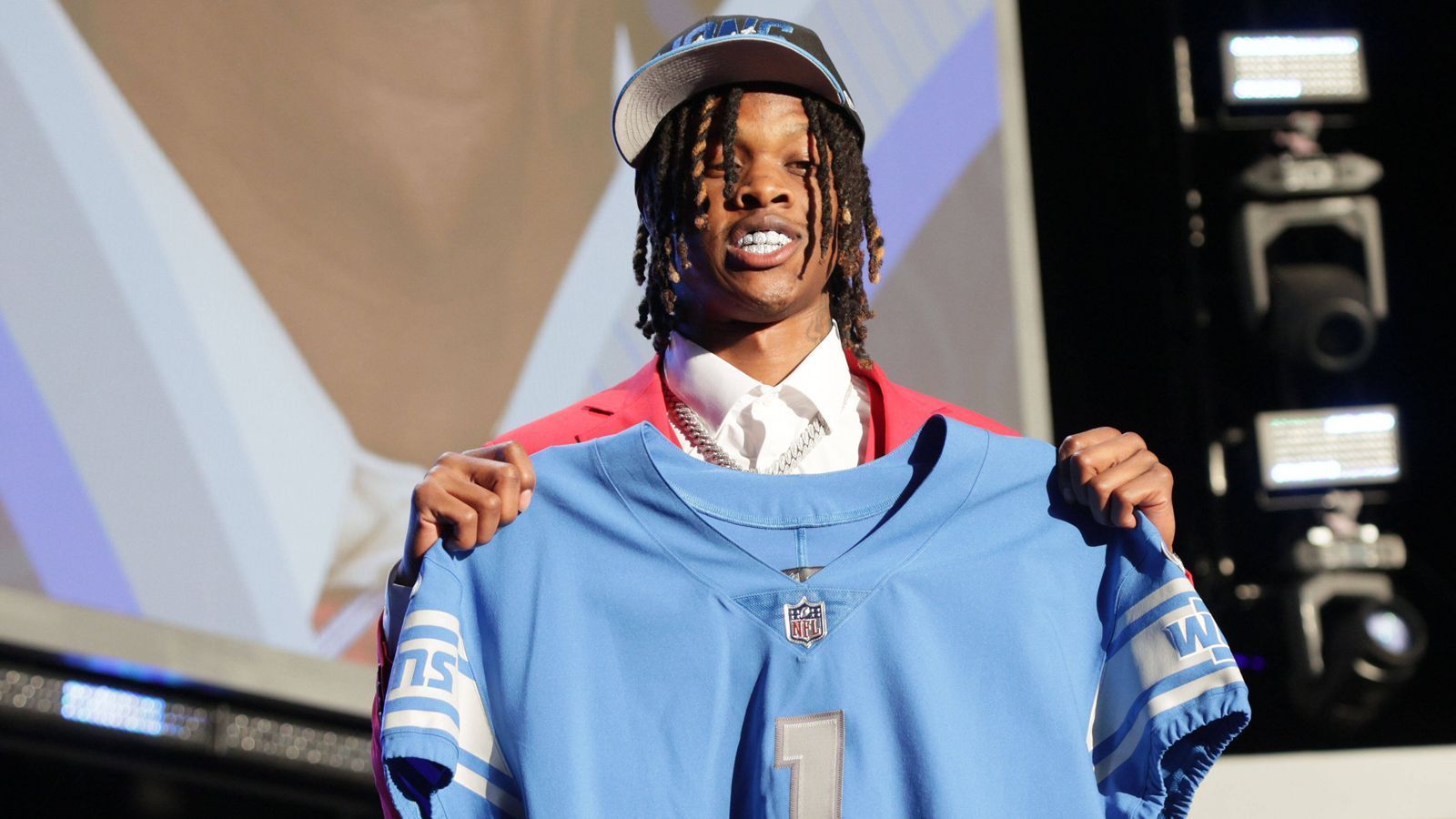 
                <strong>12. Pick: Jameson Williams (Wide Receiver, Detroit Lions)</strong><br>
                &#x2022; <strong>Vertrag unterschrieben: ja</strong><br>&#x2022; <strong>Signing Bonus</strong>: 9.879.484 US-Dollar <br>&#x2022; <strong>Gesamtgehalt</strong>: 17.461.790 US-Dollar<br>
              