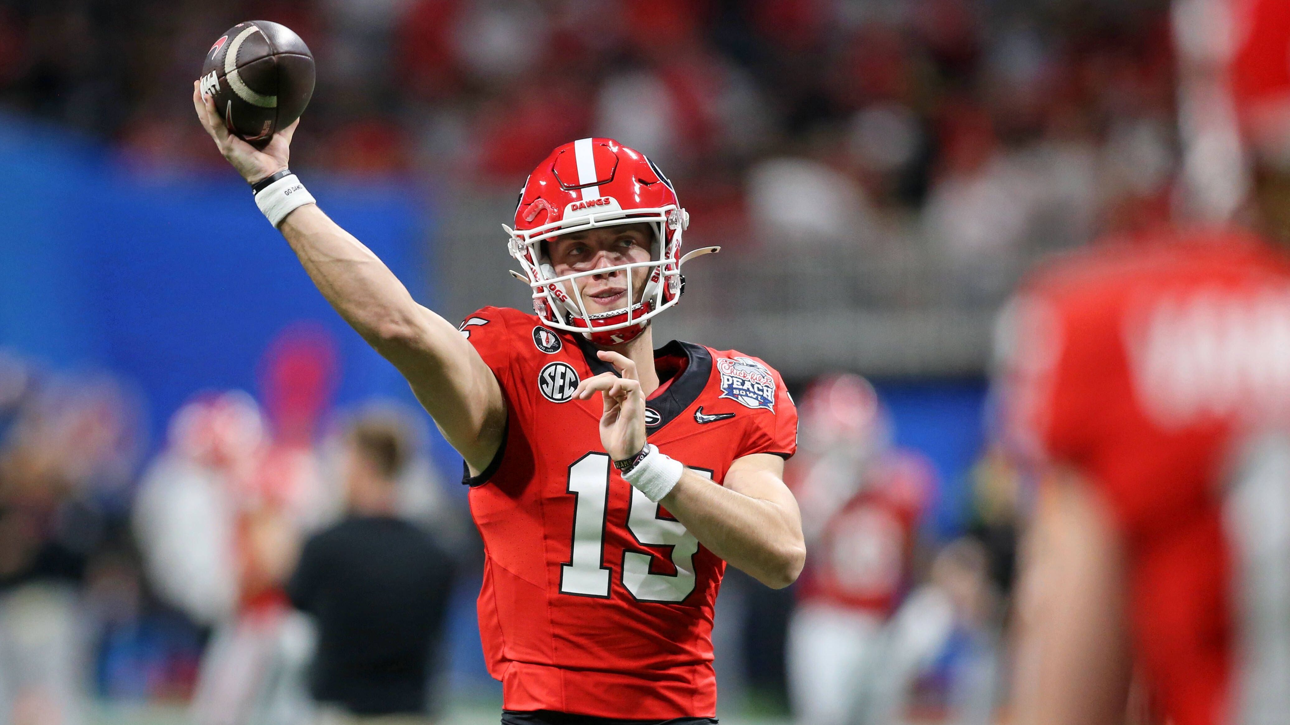 <strong>1. Georgia Bulldogs: Carson Beck</strong><br>Wie Alabama und Ohio State, hat auch Georgia lange gewartet, um einen Starting Quarterback zu ernennen. Die Entscheidung von Head Coach Kirby Smart ist letztendlich auf Carson Beck gefallen, der die schwierige Aufgabe haben wird, den zweimaligen National Champion Stetson Bennett zu ersetzen. Erleichtert wird diese Aufgabe durch das rundum beste Team im College Football, das erneut der Top-Favorit auf den Titel ist.