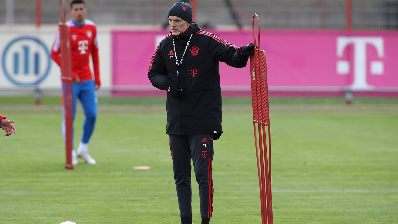 
                <strong>Der Mann im Mittelpunkt</strong><br>
                Die Augen der Medienvertreter, die 15 Minuten lang beim Training dabei sein dürfen, sind verständlicherweise auf Tuchel gerichtet. 
              