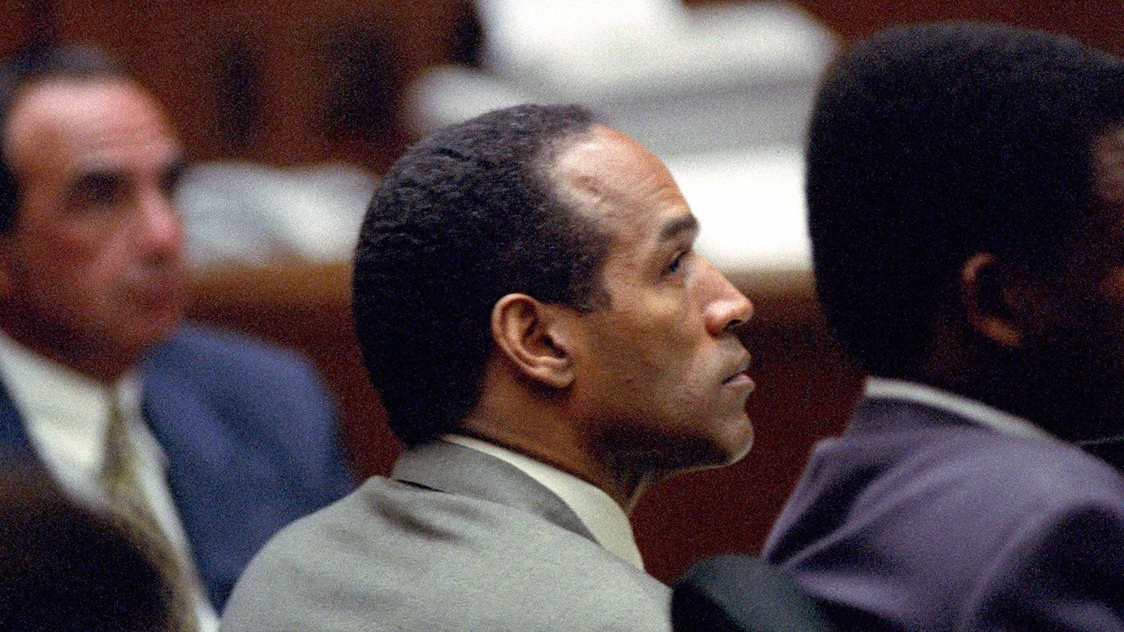 
                <strong>Mordprozess um O.J. Simpson</strong><br>
                Ausgerechnet der Ex-Bills-Star und NFL-MVP von 1973 stand 1995 wegen Mordverdachts vor Gericht. Im Herbst wurde er aber freigesprochen. Es entbrannte eine jahrelange Debatte um Schuld und Unschuld. Simpson war 1969 der erste Pick im Draft und spielte von da an neun Jahre für die Bills, zwei weitere für San Francisco. In seiner MVP-Saison brannte der Running Back über 2.000 Yards auf den Rasen. Das schafften nach ihm nur sechs weitere Spieler, zuletzt 2012 Adrian Peterson bei den Minnesota Vikings.
              